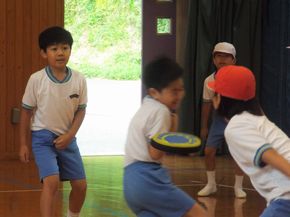 7月の全校遊び（ドッジビー）