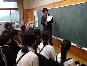 読書のスタート　今日は読み聞かせの日