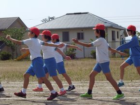 行進　手と足は