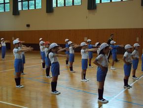 前にならえ