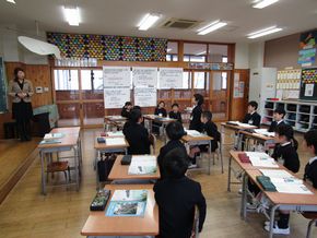 初雪の中、国語、算数を