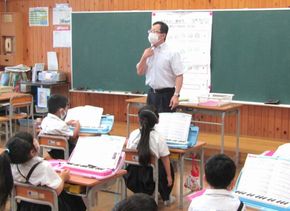 音楽に合わせて 1年生 音楽 学校法人 麻生学園 麻生学園小学校