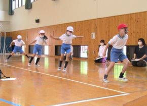 跳んで、走って、投げて･･･　　　　　　（体力テスト）