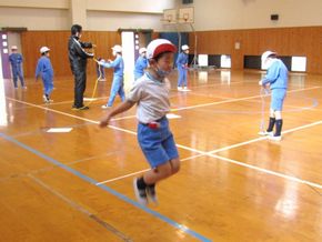 元気に縄跳び！（２年生ー体育）