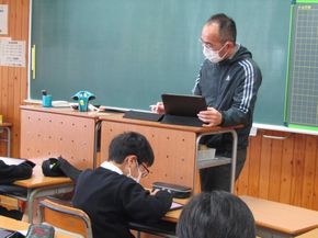 タブレットで「つるかめ算」　　　　　（４年生―算数）