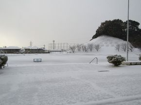 学校は真っ白！門松はニッコニコ！