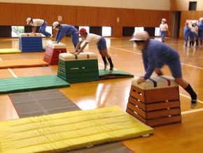 高くきれいに跳ぼう！（３・４年生ー体育）