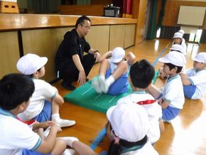 上手に回れるかな？（３・４年生ー体育）