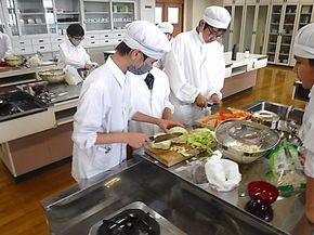 卵と野菜の調理実習（６年生ー家庭科）