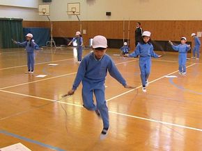 短縄にチャレンジ！（２年生ー体育）