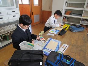 板を切り抜いて･･･（４年生－図画工作）