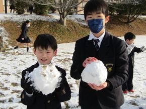 朝から雪遊び！