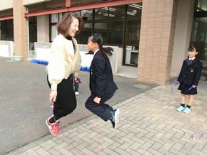 朝から元気！先生も一緒に縄跳び！