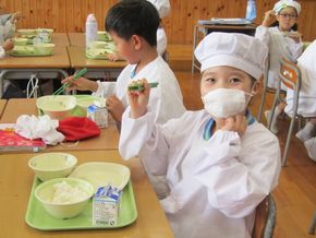 採れたてのキュウリ、美味しいね！（2年生）