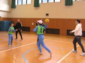 バスケットで勝負！（６年生ＶＳ先生）