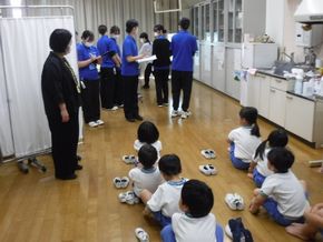 医学部看護学科の学生さんによる演習